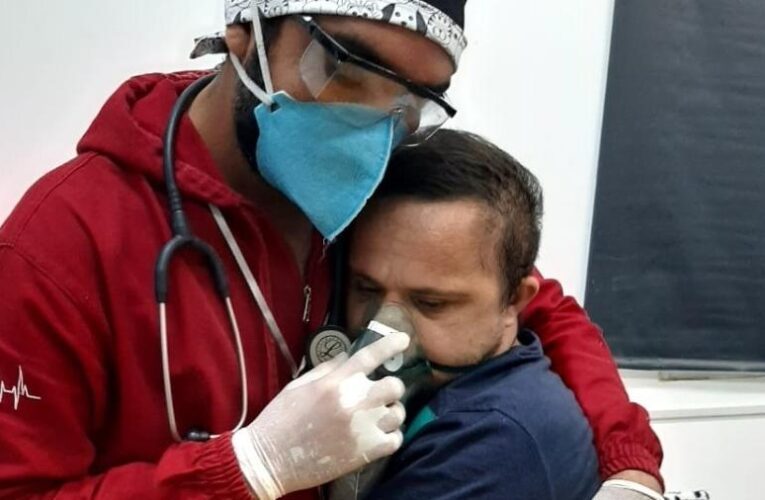 Sem UTI, paciente com Down fotografado em abraço com enfermeiro morre no AM