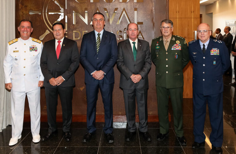 Defesa anuncia saída dos comandantes das três Forças Armadas