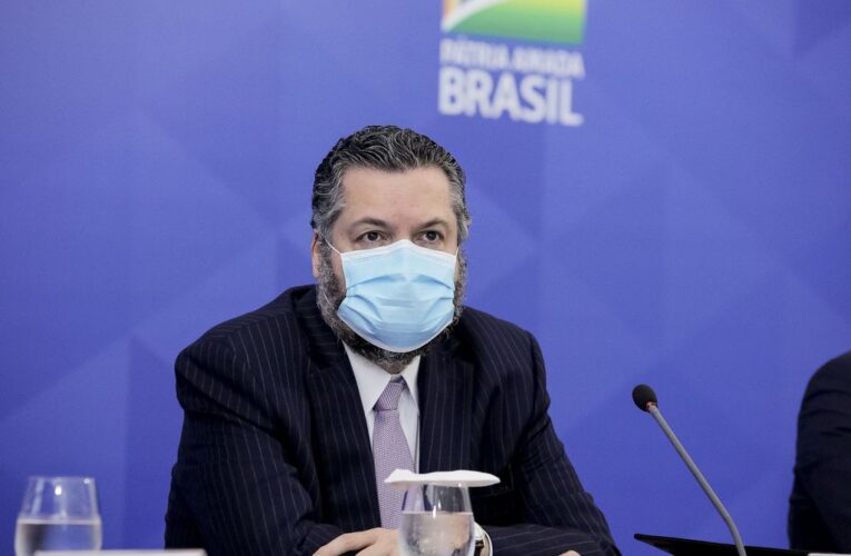 Ministro Ernesto Araújo decide pedir demissão