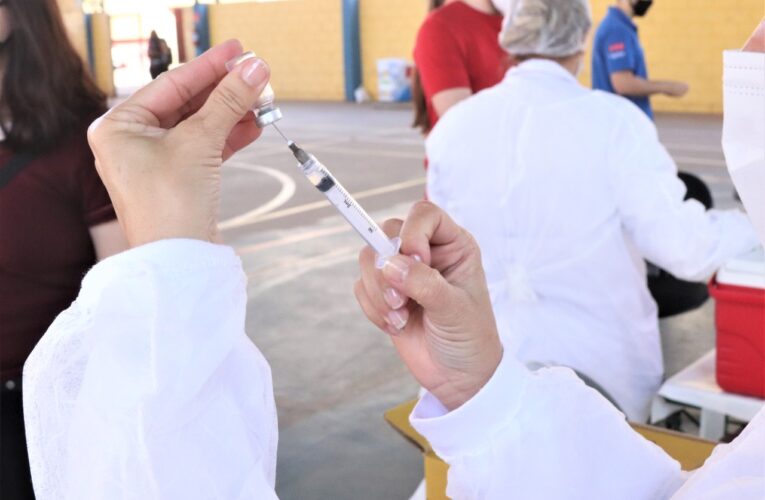 Aplicação da dose de reforço da vacina contra Covid para profissionais da saúde começa nesta segunda em SP