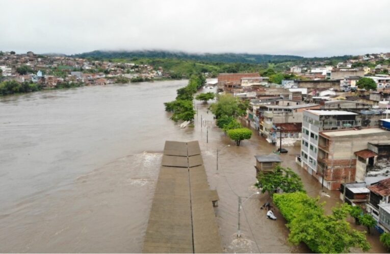 ‘Maior desastre natural da história’, diz governador da Bahia