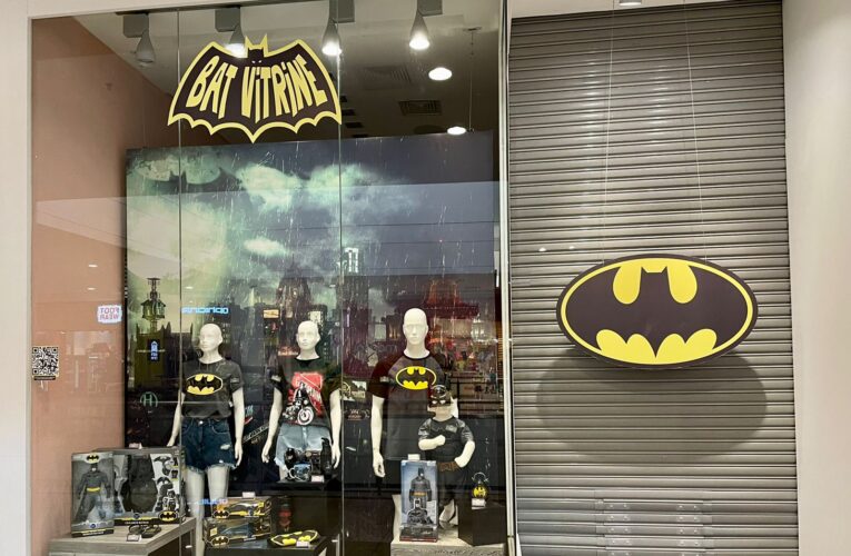 Vitrine no Boulevard Shopping Bauru expõe produtos exclusivos do Batman