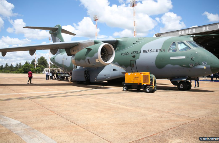 Grupo vindo da Ucrânia chega a Brasília em aviões da FAB