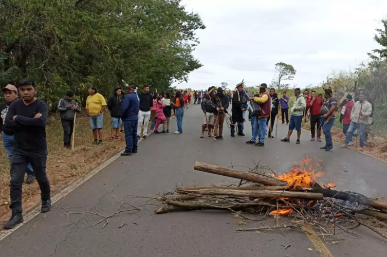 Indígenas da região de Bauru fecham vicinal Avaí-Duartina em protesto contra PL 490