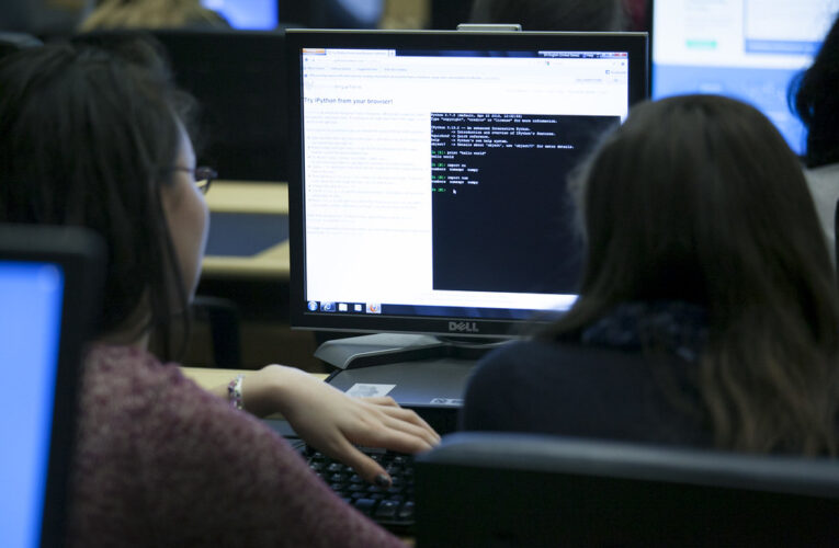 USP abre inscrições para curso online gratuito de programação para garotas