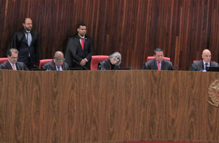 BOLSONARO INELEGÍVEL: TSE encerra julgamento com 5 votos a 2 para condenação