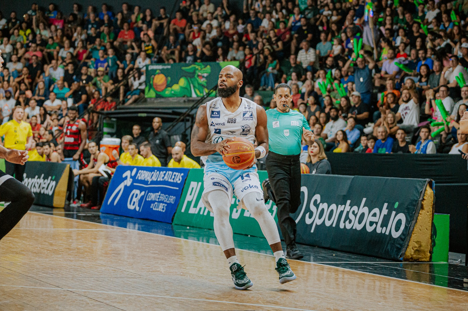 Ex-jogador da seleção de basquete, Larry Taylor lança novo single