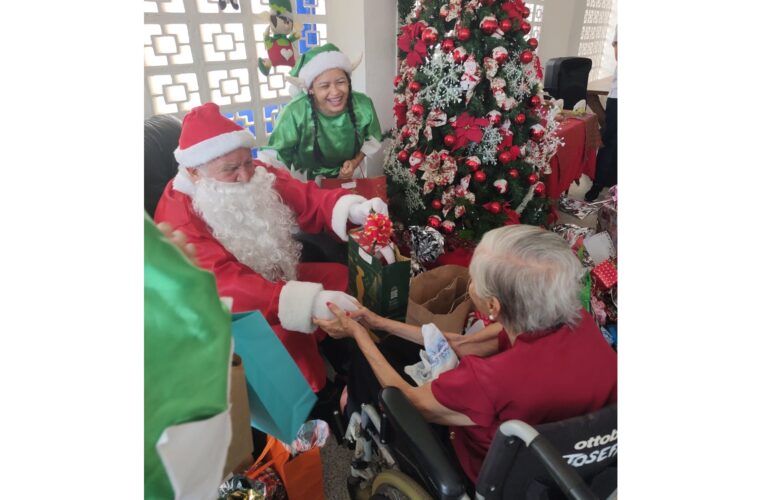 Adoção de cartinhas com desejos de idosos para o Natal continua
