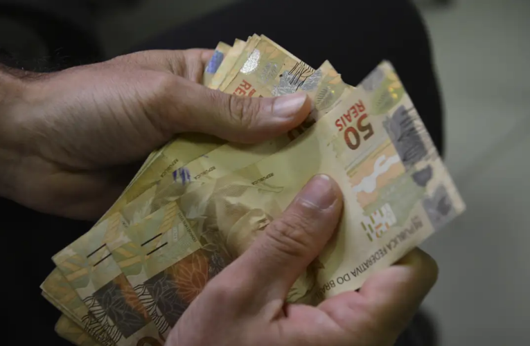Salário mínimo de R$ 1.412 começa a ser pago nesta quinta-feira
