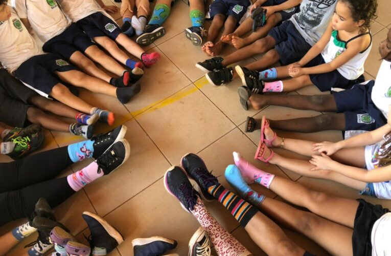 Meias coloridas: Escolas promovem atividade lúdica no Dia da Síndrome de Down