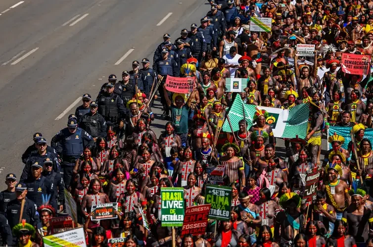 Mobilização indígenas reúne milhares em Brasília