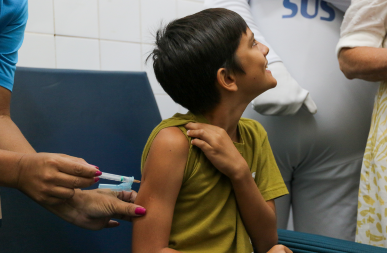 Saúde amplia idade de vacinação contra a dengue para evitar perda de doses