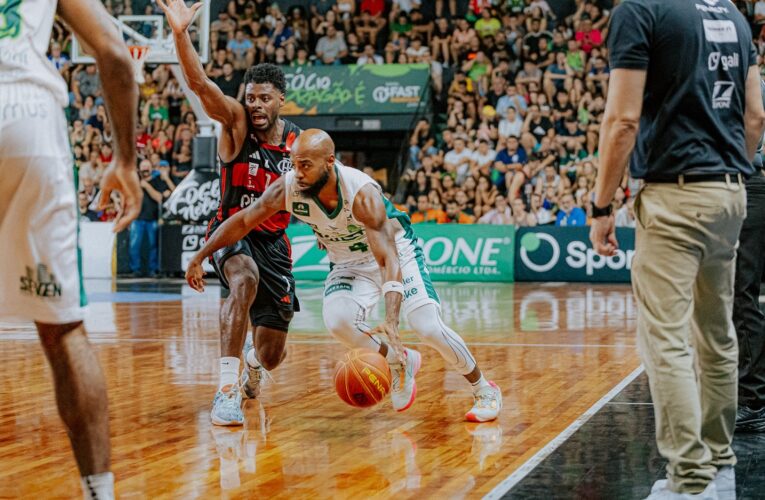 Bauru Basket encara o Flamengo para tentar se manter vivo no NBB