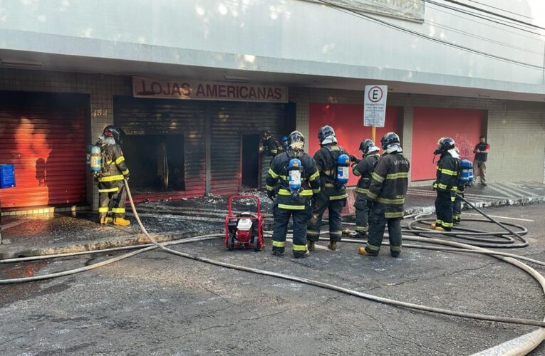 Bombeiros combatem incêndio em loja do Centro na manhã desta quarta-feira