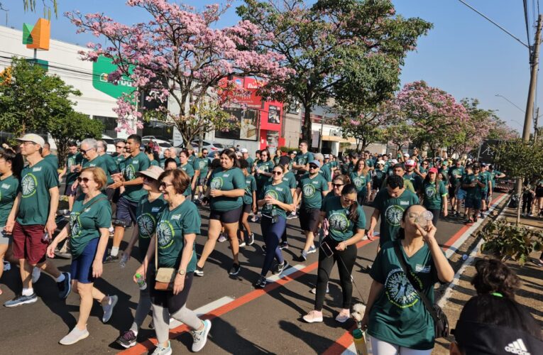 Caminhada Unimed Bauru leva cerca de 2 mil pessoas para praticar atividade física na Getúlio