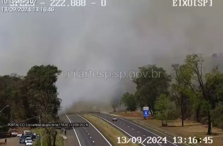 Incêndio em fábrica se alastra e fecha Bauru-Pederneiras